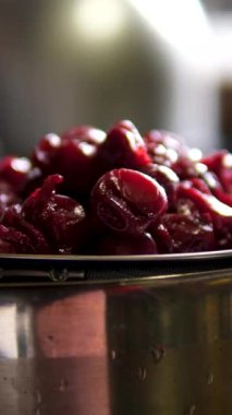 Tencerede pişirilmiş kiraz ezmesi. Yüksek kalite 4k görüntü