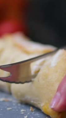 Gail Chetta için dilimlenmiş kepekli ekmeği dilimliyorum. Mutfakta Ekşi Ekmek Kesiyorum. Sabah tostu kahvaltısı hazırlıyorum. Masada taze ekşi ekmek. Fransız Çoklu Tahıl Ekmeği Kesiliyor