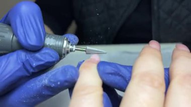 Tırnak ve tırnak derisini makas, makas ve diğer önemli aletlerle hizalar. Yüksek kalite 4k görüntü