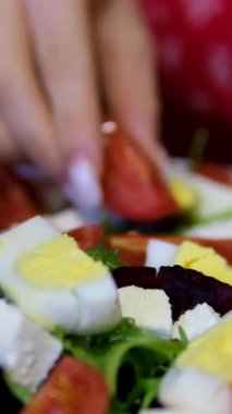 Yumurta ve sebzeli sağlıklı bir kahvaltı. Kızarmış yumurta buharı, Chia tohumlu salata salatası, vişneli domates, tava, dökme demir. Sağlıklı beslenme. Yüksek kalite 4k görüntü