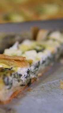 Brokolili, peynirli, baharatlı ve otlu lezzetli taze kiş. Koyu beton bir arka planda parçalara ayrılmış. Yüksek kalite 4k görüntü