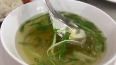 Sıcak baharatlı çorba. Bulanık insanlar Tayland 'da Hua Hin' de açık büfede yemek yerken. Yüksek kalite 4k görüntü