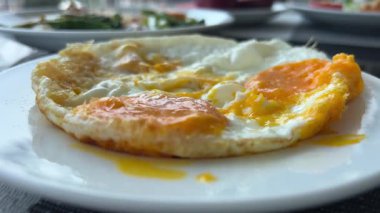 Dökme Demir Tavada Yumurta Kızartma. Yüksek kalite 4k görüntü