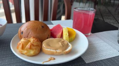 Fıstık ezmeli karpuz suyuyla kahvaltı ekmeğine. Yüksek kalite 4k görüntü