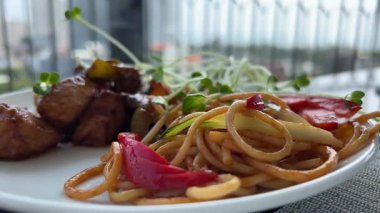 Domatesli öğle yemeği makarnası tatlı biberli et ve sebzeli, çatallı, lezzetli bir spagetti.