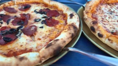 Peynirli iki pizza ve Margherita ve mavi masada salamlı pizza. Yüksek kalite 4k görüntü