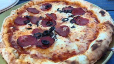 Et pizzası. Pizza fırında. İtalyan pizzası yapma süreci. Pizza restoranın mutfağında hazırlanıyor. Yüksek kalite 4k görüntü