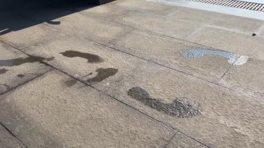 Havuzun yanındaki fayanslarda insan ayak izleri var. Yüksek kalite 4k görüntü