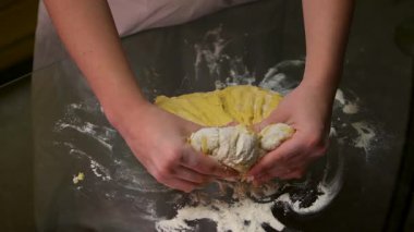 Cheff Hands hamur yoğuruyor ekmek hamuru mayası pişiriyor yemek kavramını yavaş çekimde pişiriyor. Yüksek kalite 4k görüntü