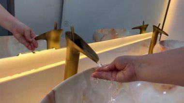 Coronavirus salgını önleme: Dünya Sağlık Örgütü 'ne göre el yıkamanın doğru yolu. Elleri sabunla kaplanır ve mermer bir lavaboda yıkanır. Koronavirüsü uzak tut.. 
