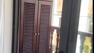 Dolap ve avlu manzaralı boş bir balkon. Balkonda bir dolap var.