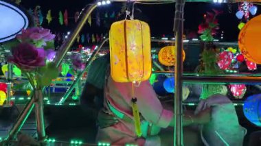 Hoi 'deki Bon Nehri boyunca yüzen tekneler renkli fenerlerle dolu eski bir şehir. Vietnam Hoi 05.03.2025