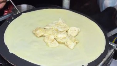 Tayland, Phuket 'te muz krepi hazırlayan bir sokak satıcısı. Yüksek kalite 4k görüntü