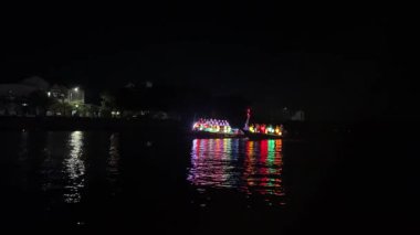 Akşamları teknesi aydınlanan bir nehir. Vietnam Hoi 05.03.2025 