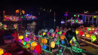 Hoi 'deki Bon Nehri boyunca yüzen tekneler renkli fenerlerle dolu eski bir şehir. Vietnam Hoi 05.03.2025