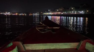 Akşamları teknesi aydınlanan bir nehir. Vietnam Hoi 05.03.2025 