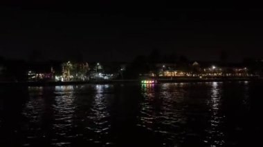 Akşamları teknesi aydınlanan bir nehir. Vietnam Hoi 05.03.2025 