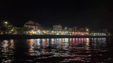 Akşamları teknesi aydınlanan bir nehir. Vietnam Hoi 05.03.2025 
