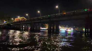 Akşamları teknesi aydınlanan bir nehir. Vietnam Hoi 05.03.2025 