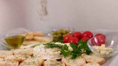 Geleneksel yemekleri olan İtalyan restoranı, İspanyol mutfağı, lezzetli İspanyol yemekleri ve beyaz şarap peynirli bruschetta, zeytinli kuru domates ve lezzetli sandviç barı aperatifi, açık büfe. Yüksek kalite 4k