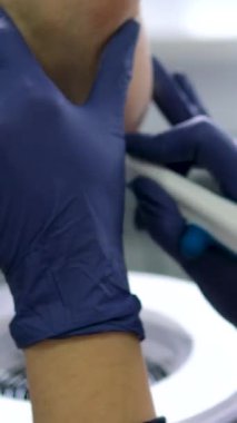 Kadın banyoda ayak dosyasıyla topukluya masaj yapıyor. Zarif bayan küvetin kenarına yaslanmış kuru deriyi soyar. Ayak bakımı prosedürü malzemesi. Yüksek kalite 4k görüntü