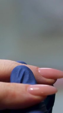 Manikür sanatçısı fırça ve aletlerle oje yapıyor. Yüksek kalite 4k görüntü