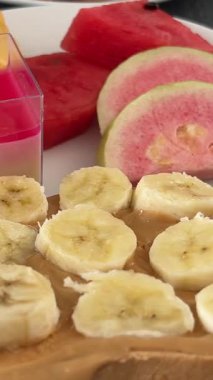 Muz ve bal dilimli tam tahıllı tost. Koyu tabakta granola ile servis ediliyor. Dengeli beslenme için besleyici kahvaltı seçenekleri. Yüksek kalite 4k görüntü