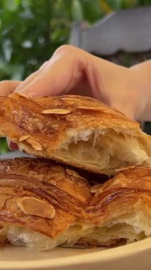 Kruvasanın içindeki hamurun narin yapısını göster. Yüksek kalite 4k görüntü
