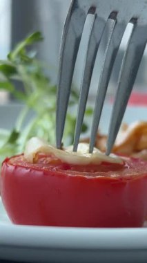 Yumurtalı fırında domates. mikro yeşil spagetti.