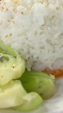 Sağlıklı Asya mutfağından iştah açıcı bir yemek. Tabakta pirinç, sebze ve et var. Diyet ve beslenme kavramları için mükemmel. Yüksek kalite 4k görüntü