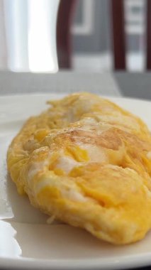 Bir tabak kızarmış yumurta, omlet tabağı ve omlet, omlet yemeği. Yüksek kalite 4k görüntü