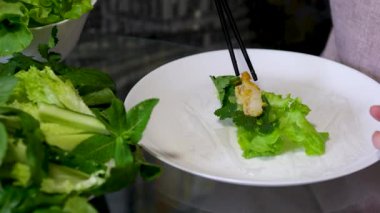 Mutfak konsepti, ev yapımı yemekler için hazırlama malzemeleri. Önlük giymiş, yemek pişiren genç bir kadın mutfak tezgahında sebzeli börek yapıyor. Ev yemeği ve gastronomi..