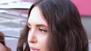 Düşünceli bir kadın derin düşüncelere dalar, duyguları tarafsız kalır. Yüksek kalite 4k görüntü