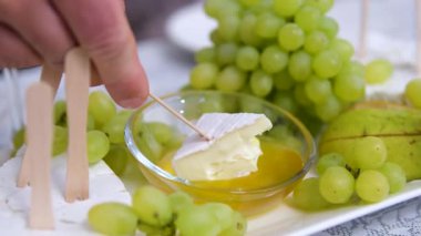 Taze bal ve ev yapımı ricotta peyniri. Kalp şeklinde tabakta çam fıstığı. Ahşap, antika tabaklar ve masada yemek. Sağlıklı doğal kahvaltı. - Evet. Yüksek kalite 4k görüntü