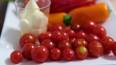 sebze tabağı farklı sebzeler. Domates biberli fesleğen salatalık