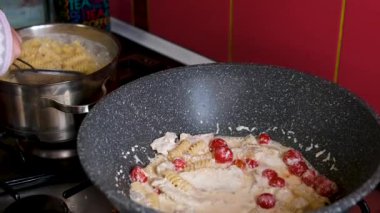 Makarna pişirmek. Gurme Geleneksel İtalyan Pasta Pişirme Kirazlı Domates. İtalyan Mutfağı Akşam Yemeği Domates Makarnası. Makarnada makarna sosu tat. Ev yapımı Sos Linguine. 