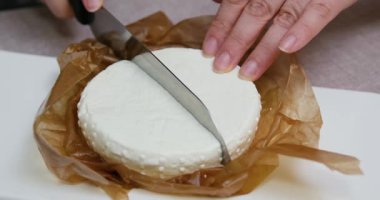 Bıçakla kesilmiş beyaz küflü Camembert peyniri. Yakın plan.