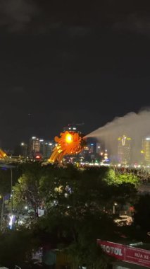 Ejderha köprüsü, Han Nehri 'ni çarpıcı ışık ve hareketli şehir enerjisiyle aydınlatacak şekilde ejderhaların ağzından karanlık gökyüzüne doğru nefes alan gece manzarasını aydınlatıyor. Yüksek kalite 4k