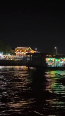 Akşamları teknesi aydınlanan bir nehir. Vietnam Hoi 05.03.2025 