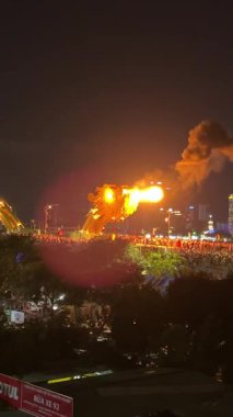 Ejderha köprüsü, Kang 'ların gecesini aydınlatıyor, karanlık gökyüzüne ateş püskürtüyor, Han Nehri' ni çarpıcı ışık ve hareketli şehir enerjisiyle dolduruyor. Yüksek kalite 4k görüntü