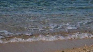 Yazın güneş ışığı altında kumsal manzarası. Yunanistan Mikonoları. Yüksek kalite 4k görüntü