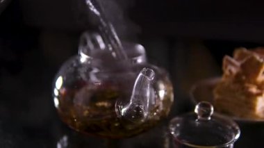 Yeşil çay yaprakları çaydanlıkta demlenir, beyaz arka planda. Yüksek kalite 4k görüntü