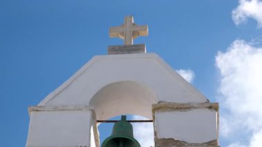 Yunanistan Mykonos Canvas Sanat Sanatı Kırmızı Kubbesi ve Zoe Schumacher 'in Mykonos' taki Yunan Ortodoks Kilisesi 'nin Çan Kulesi. Yüksek kalite 4k görüntü