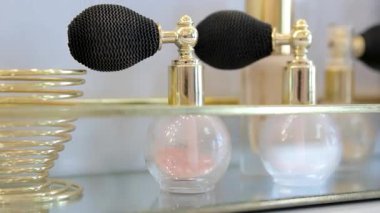 Şakayık çiçekli bir parfüm şişesi lüks bir kozmetik gibi şık bir koku moda ve güzellik ürünü arka planı, stok görüntüleri. Yüksek kalite 4k görüntü