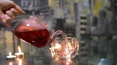 Yeşil çay yaprakları çaydanlıkta demlenir, beyaz arka planda. Yüksek kalite 4k görüntü