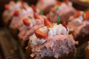 Kremalı dairesel kruvasan ve farklı dolgu ve jöleli. Beyaz arka planda izole edilmiş Fransız ya da New York Roll kruvasanları. yuvarlak kruvasan ve çilek