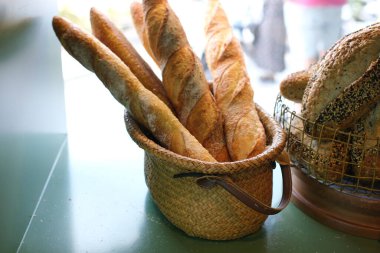 Beyaz arka planda sepette taze ekmek. Yüksek kalite fotoğraf