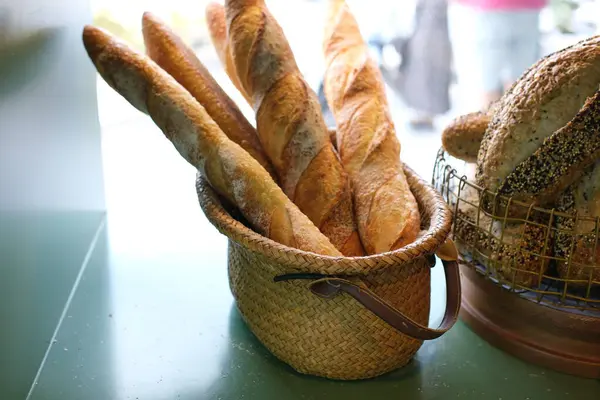 Beyaz arka planda sepette taze ekmek. Yüksek kalite fotoğraf