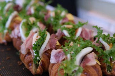 Düğünde bir yığın kruvasan sandviçi. Yüksek kalite fotoğraf