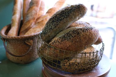 Tahta masanın üzerinde farklı türde taze ekmek olan bir sepet. Yüksek kalite fotoğraf